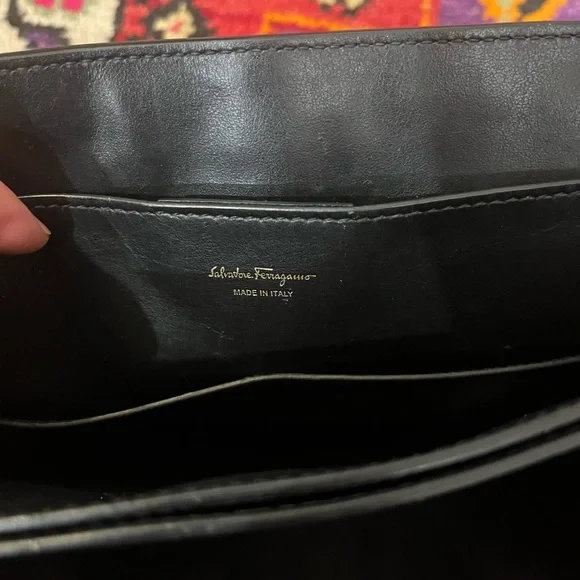 Ferragamo Margot pebbled black leather bag. Top handle or cross body strap. - Picture 6 of 7